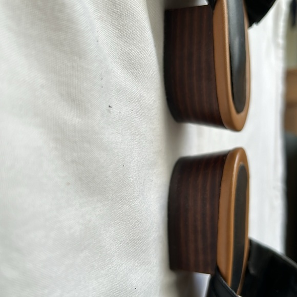 Black Tommy Hilfiger sandals with gold H accent. Size 7.5 - Picture 6 of 6